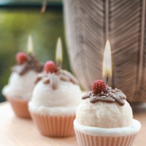 Bougies artisanales en forme de cupcakes, allumées dans une ambiance douce