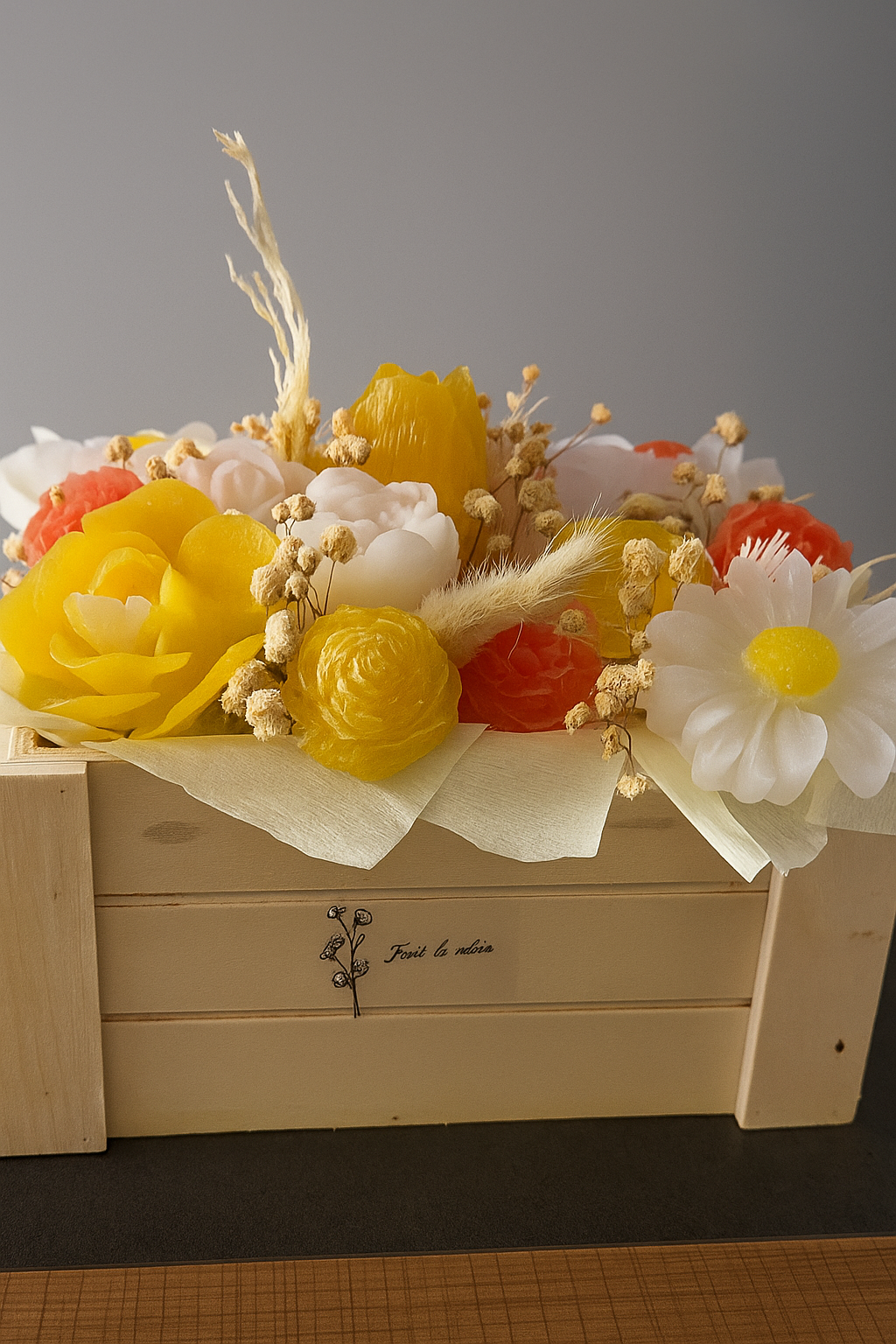 Fleurs en cire et fleurs séchées dans une cagette cadeau